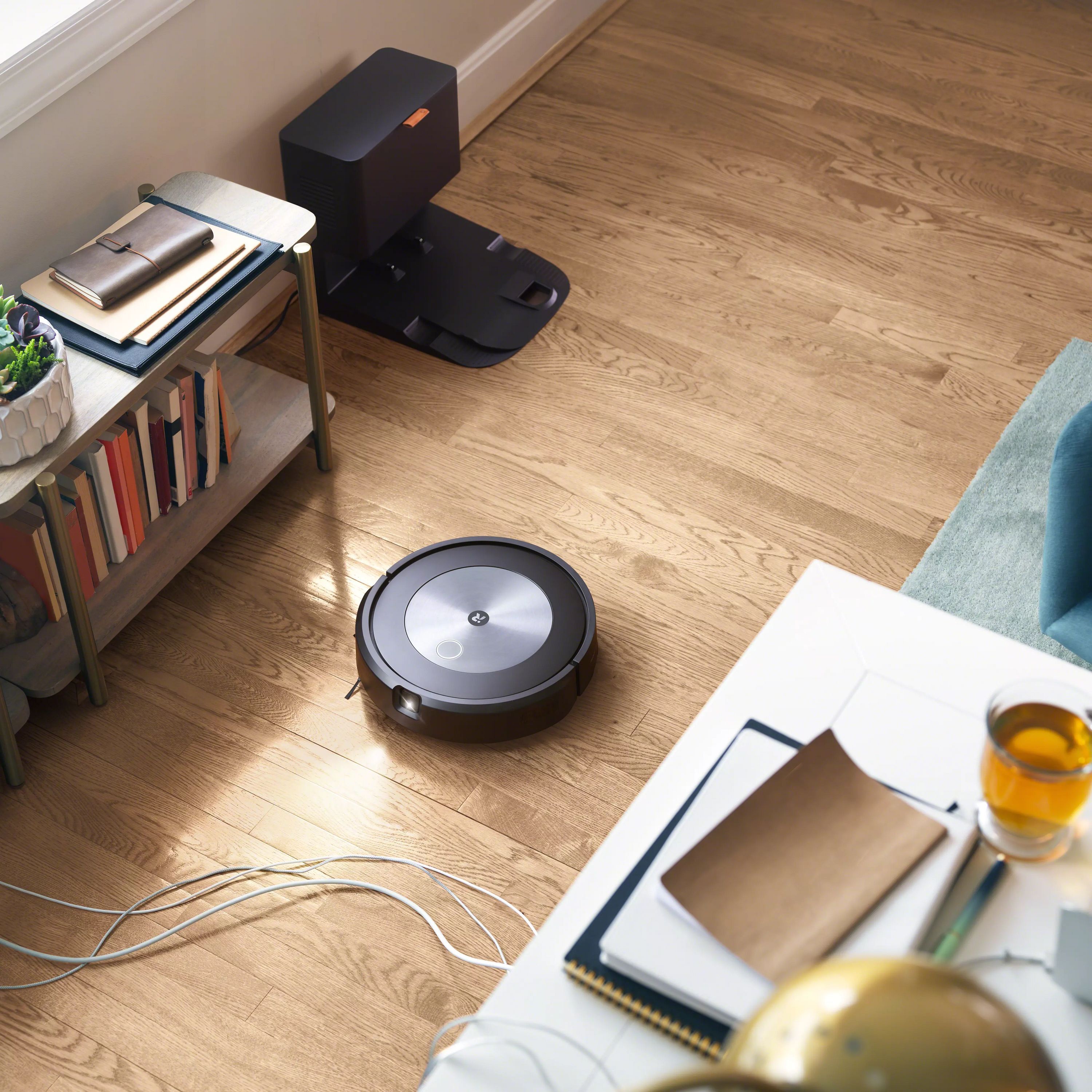 海外限定モデル　Roomba j6自動ゴミ収集機能付き iRobot Roomba® j6+ Robot Vacuum