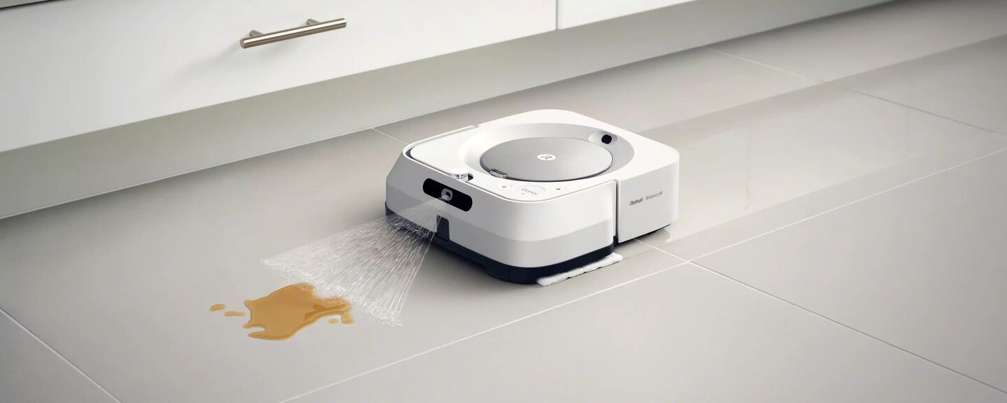 Un robot Braava m6 blanc nettoyant du liquide sur un plancher