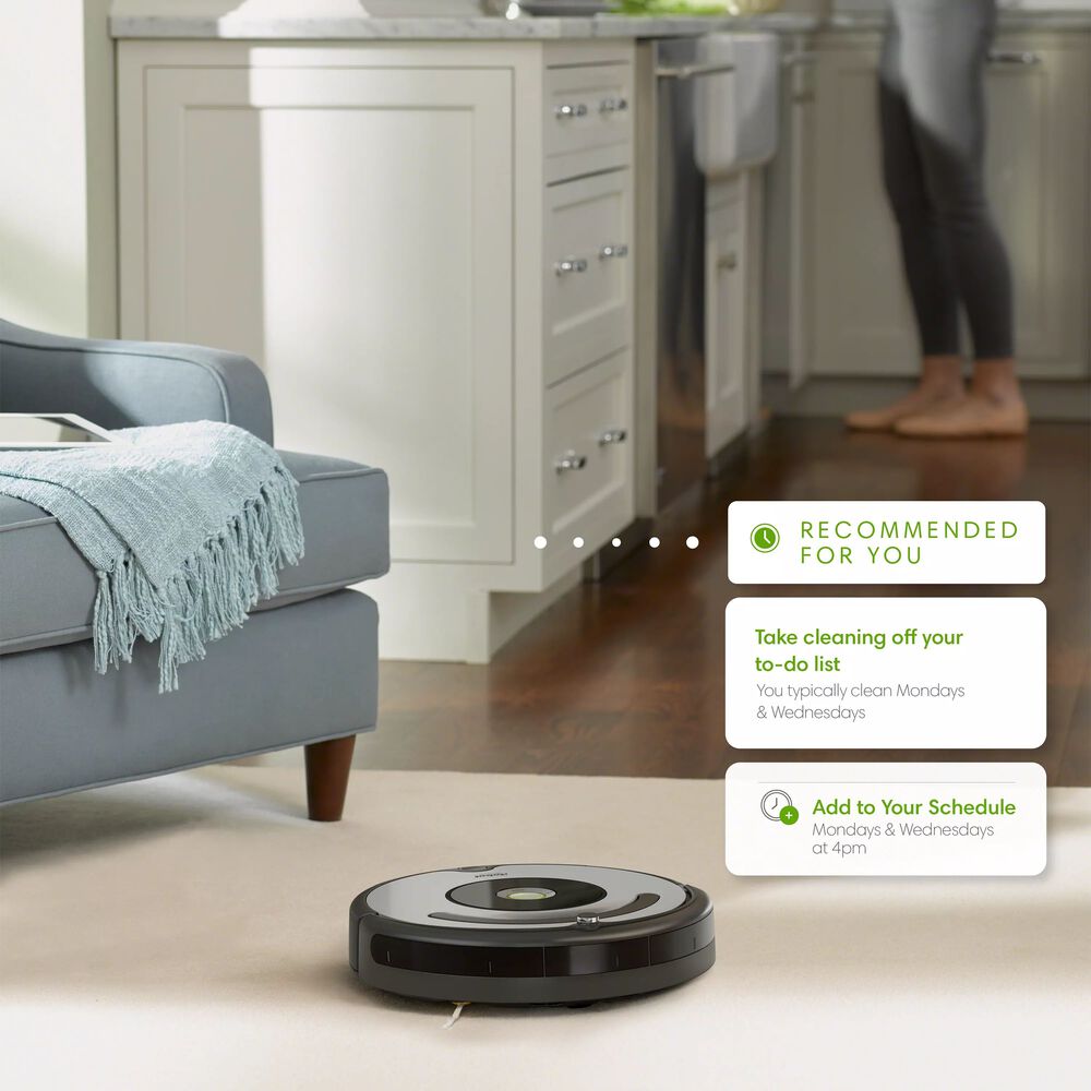 Le Roomba 675 passant l&rsquo;aspirateur dans le salon