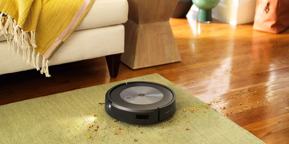 Roomba sur le plancher entouré de miettes