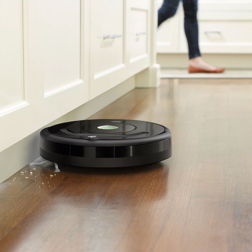 Un aspirateur Roomba 675 nettoyant un plancher de bois franc