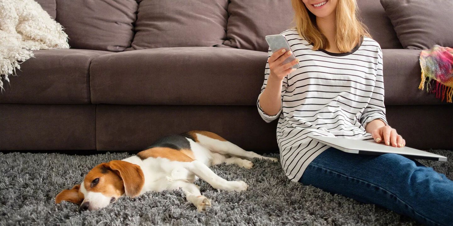 Femme avec un chien sur le tapis