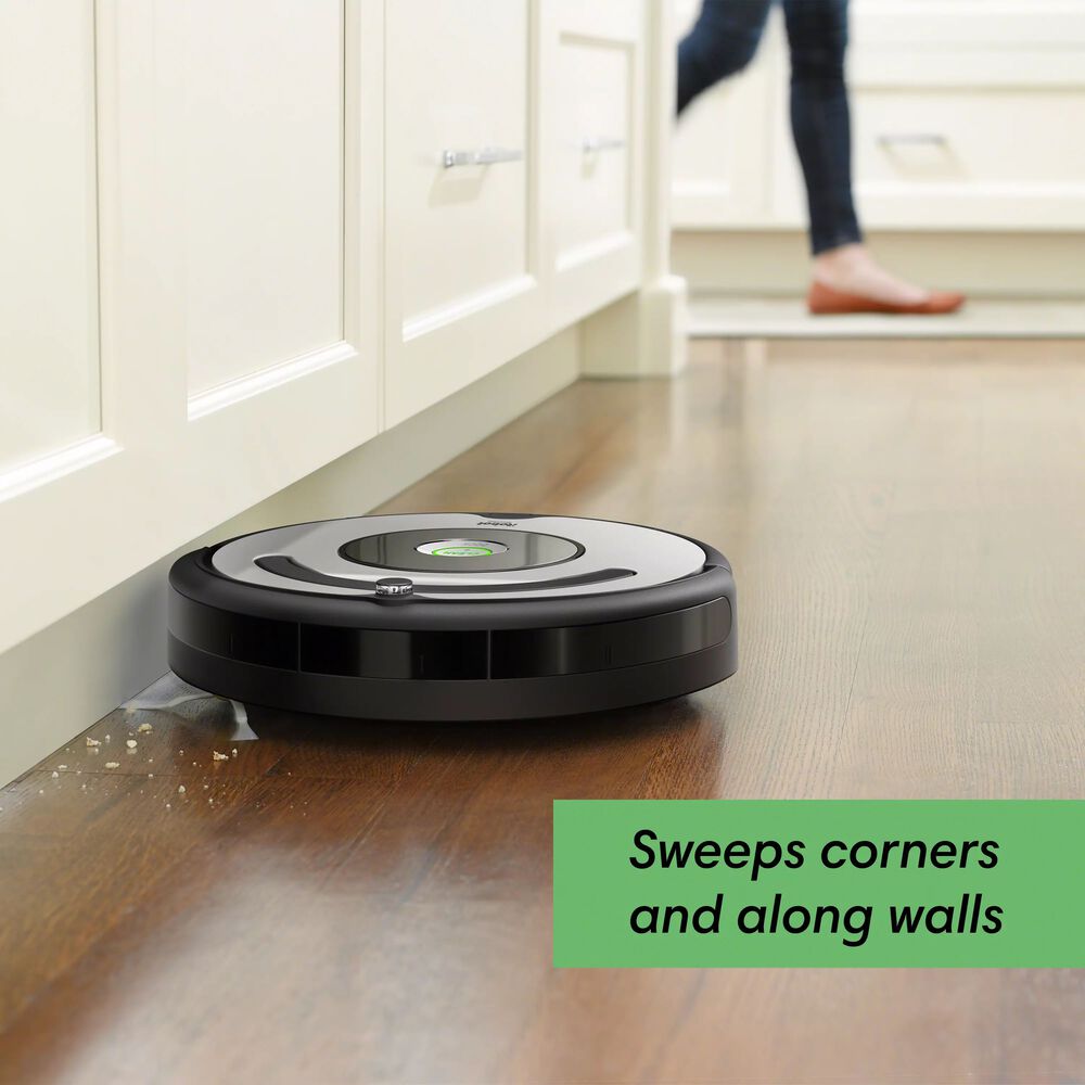 Le Roomba 677 nettoyant un plancher de bois franc