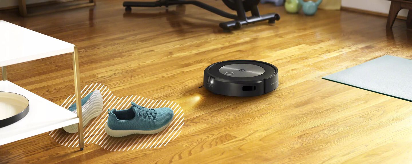 Un Roomba détecte des chaussures sur le plancher